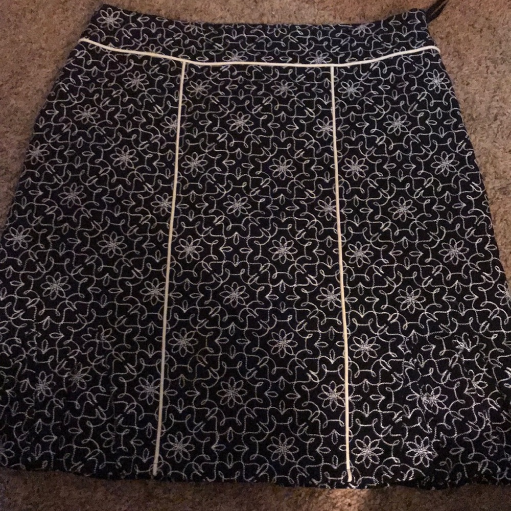 Black and white white embossed pleated skirt